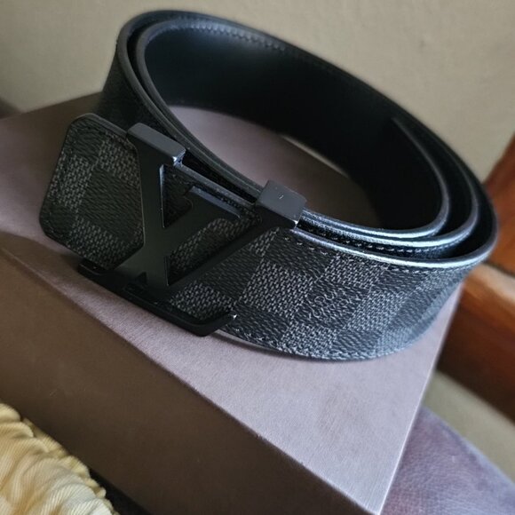 Louis Vuitton - Picture 2 of 4